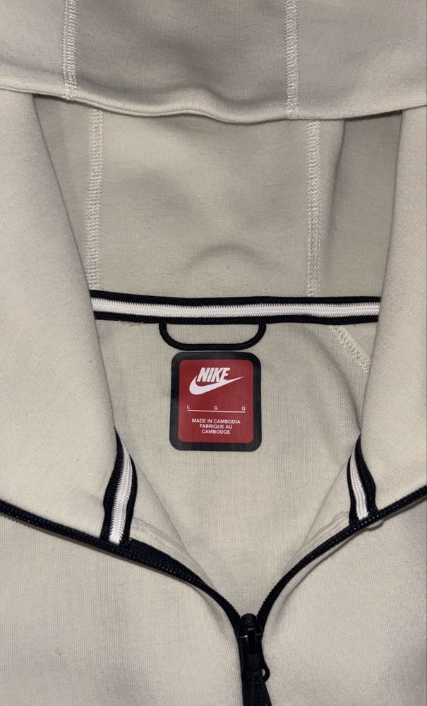 Бял Nike Tech Fleece