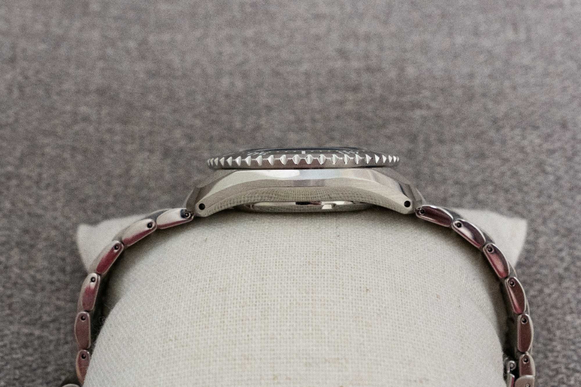 Часовник Seiko MM200 GMT SPB381J1