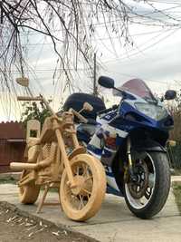 Motocicleta din lemn