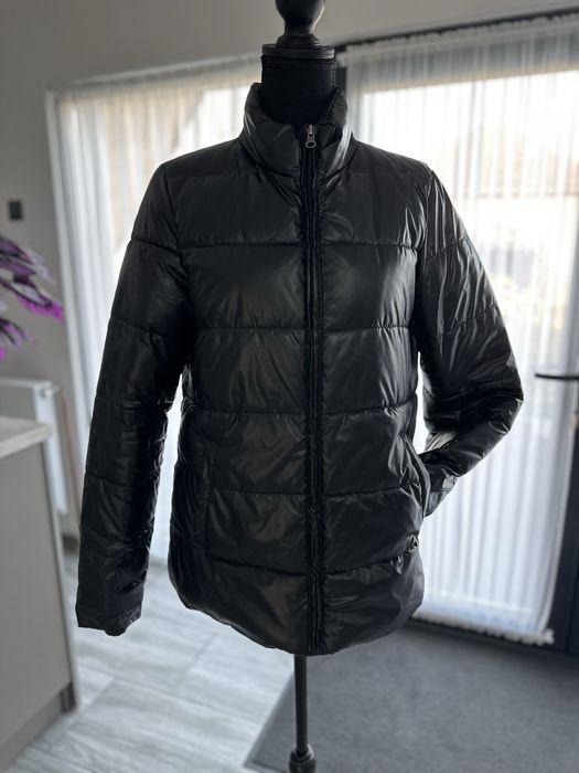 Geaca neagra lucioasa