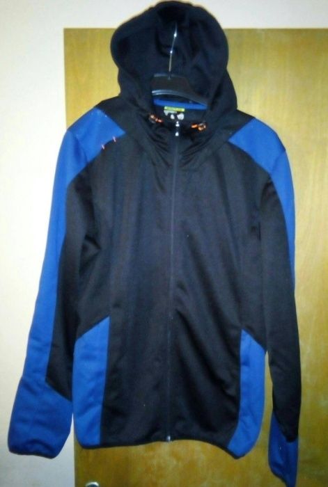 Vand Bluza trennig noua de baieti Firma C&A (linia sport) marime L.