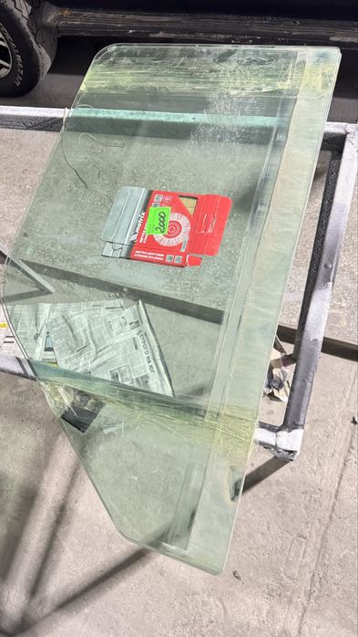 Продам стекла родные оригинал передние боковые от нивы