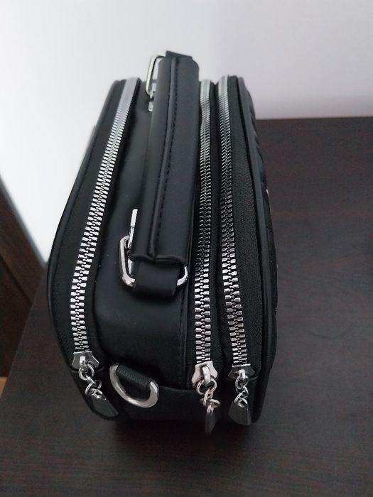 Малка черна чанта