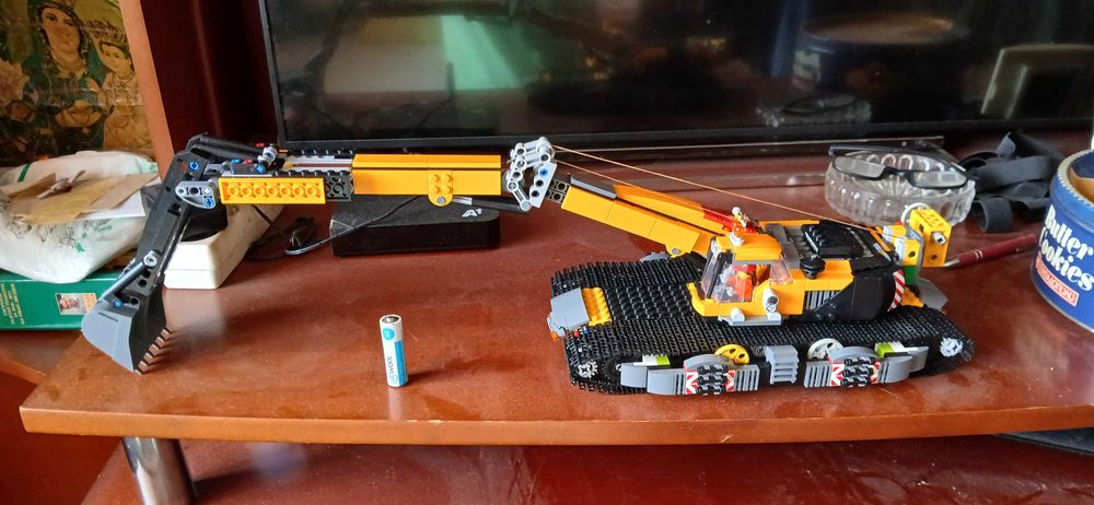 Лего багер с уникални двуредови вериги.