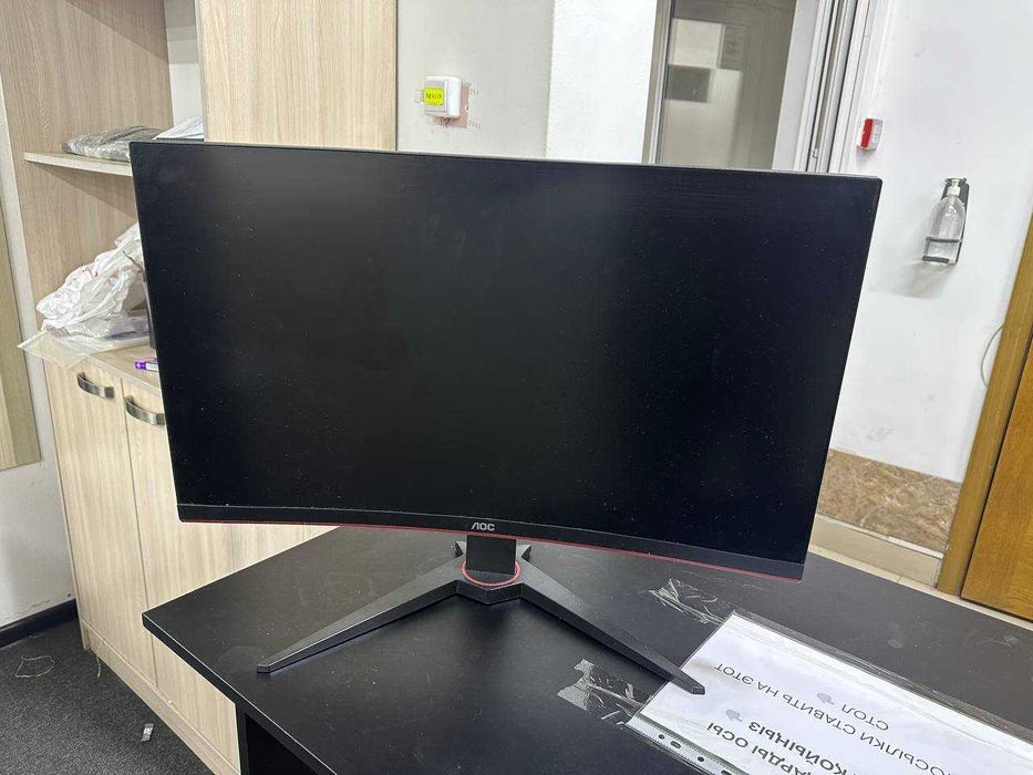 изогнутый игровой монитор AOC C24G1.