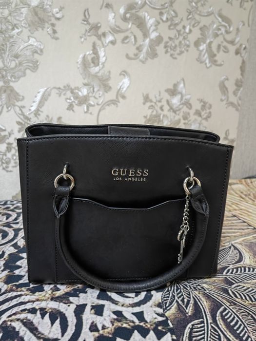 Черна чантичка Guess