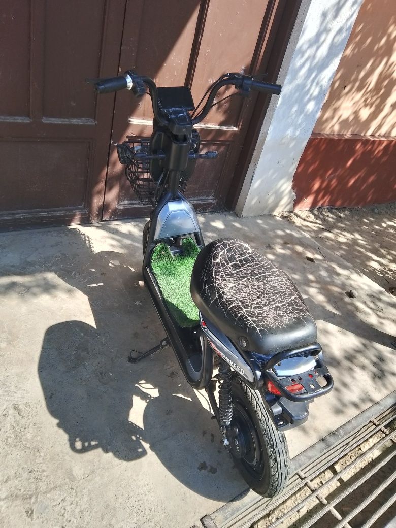 100$ dollar. Kami bor.  Akumlatori yoq