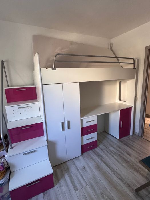 Vand pat suprapus cu birou si locuri de depozitare