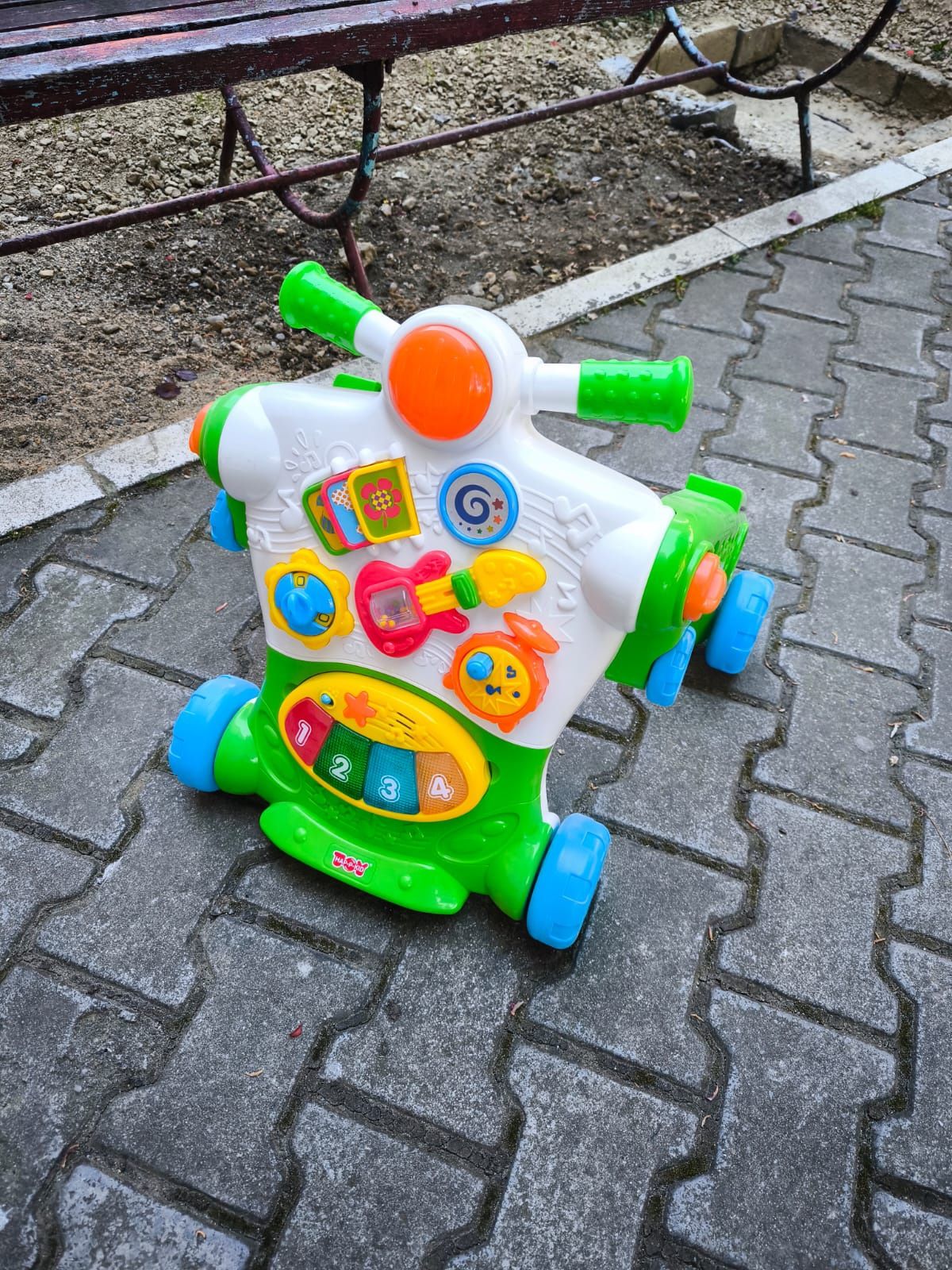 Smiki, Antemergator muzical, jucarie interactiva