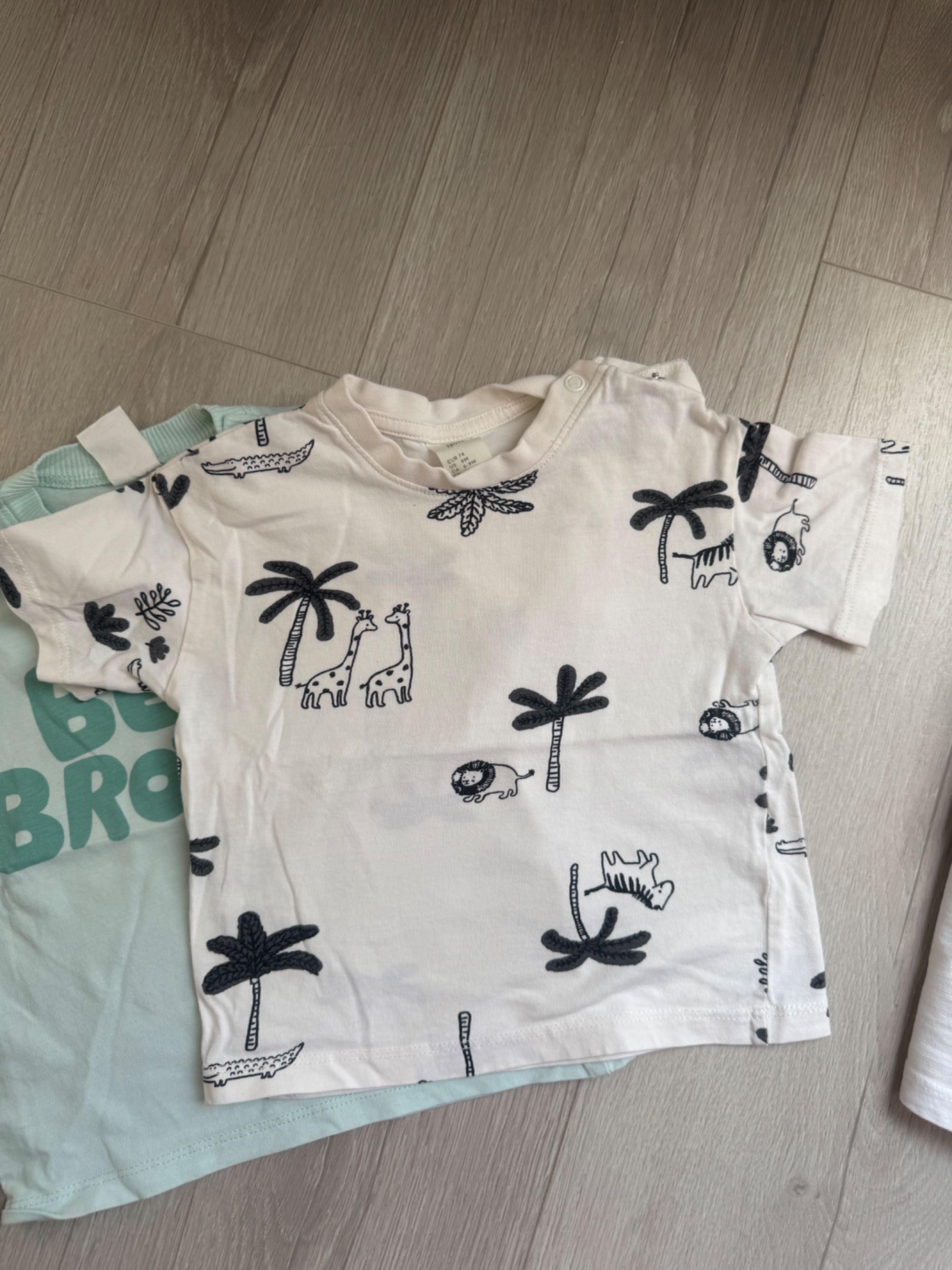 Сет от 5 броя тениски 3 са на марка Primark 2 са на НМ. Размер 6-9 м.