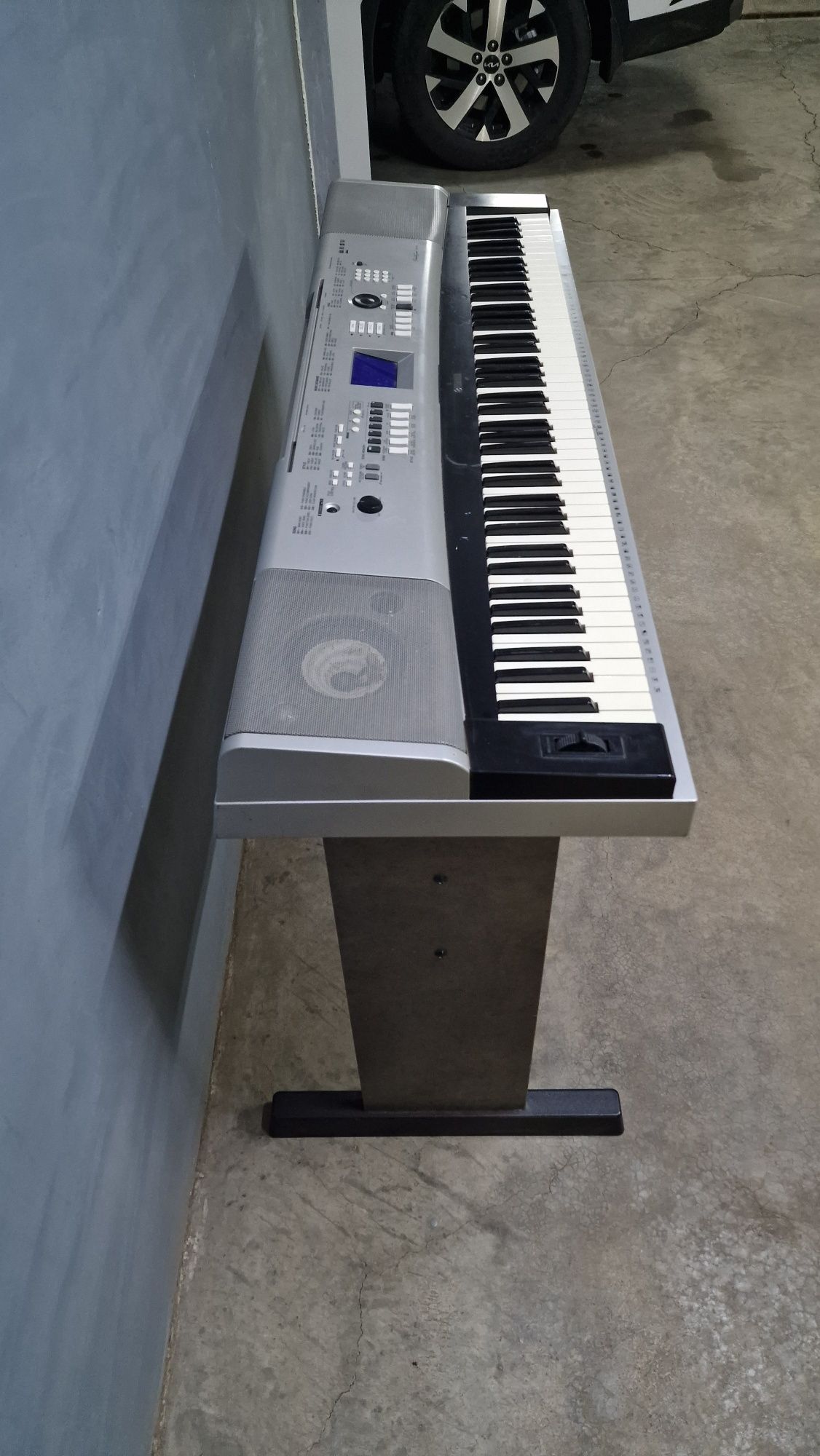 Синтезатор пианино Yamaha Portable Grand DGX-530