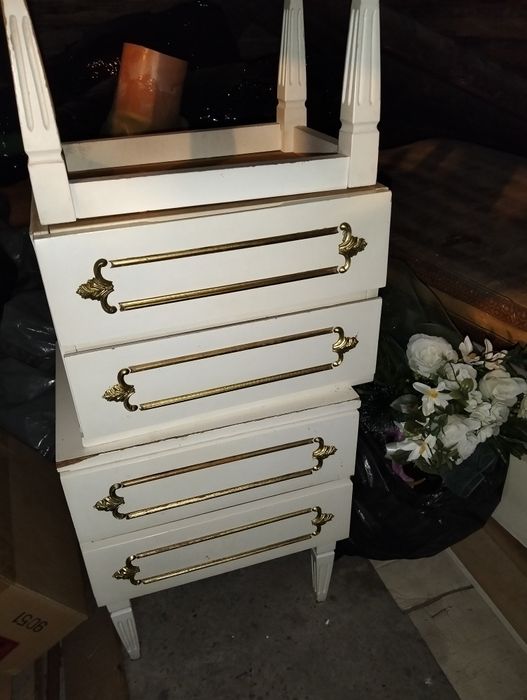 2 noptiere folosite dar in conditii acceptabile