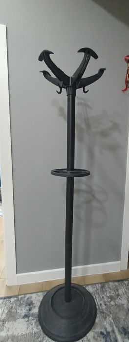 Продам вешалку напольную в отличном состоянии