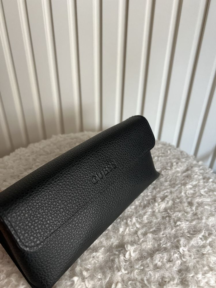 Слънчеви очила на Guess с кутия