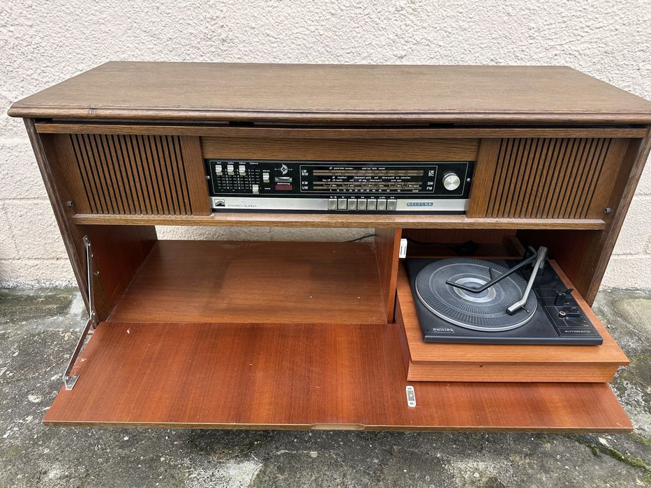 Виндитж музикален шкаф с радио и грамофон
