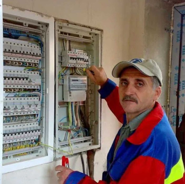 Услуги электрика: замена выключателя, установка люстры и проводки!