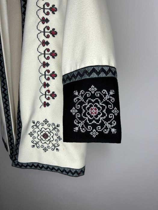 Palton de lana brodat traditional
