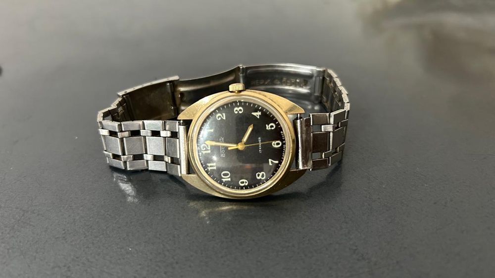 Продать наручные часы Восток с черным циферблатом и золотистым корпусы