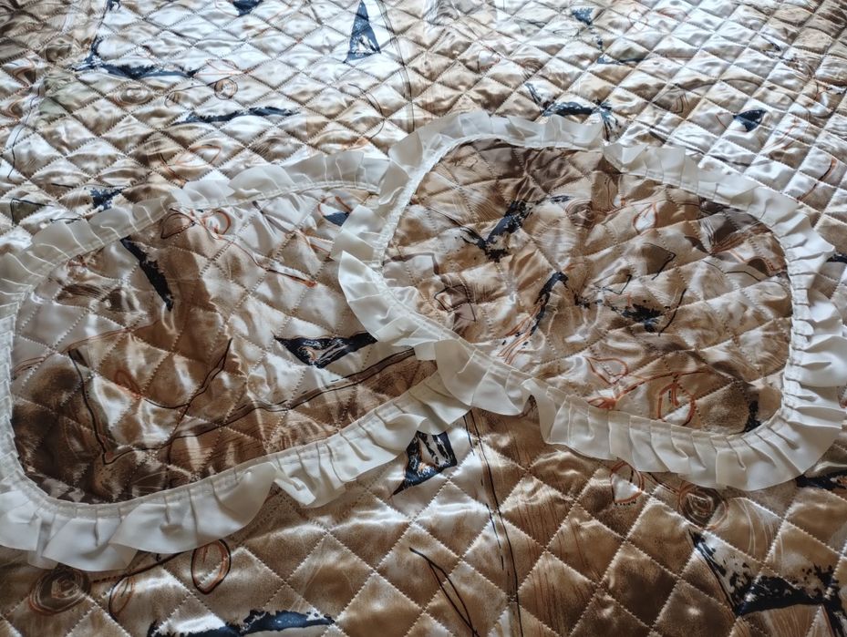 Кувертюра от сатен за спалня