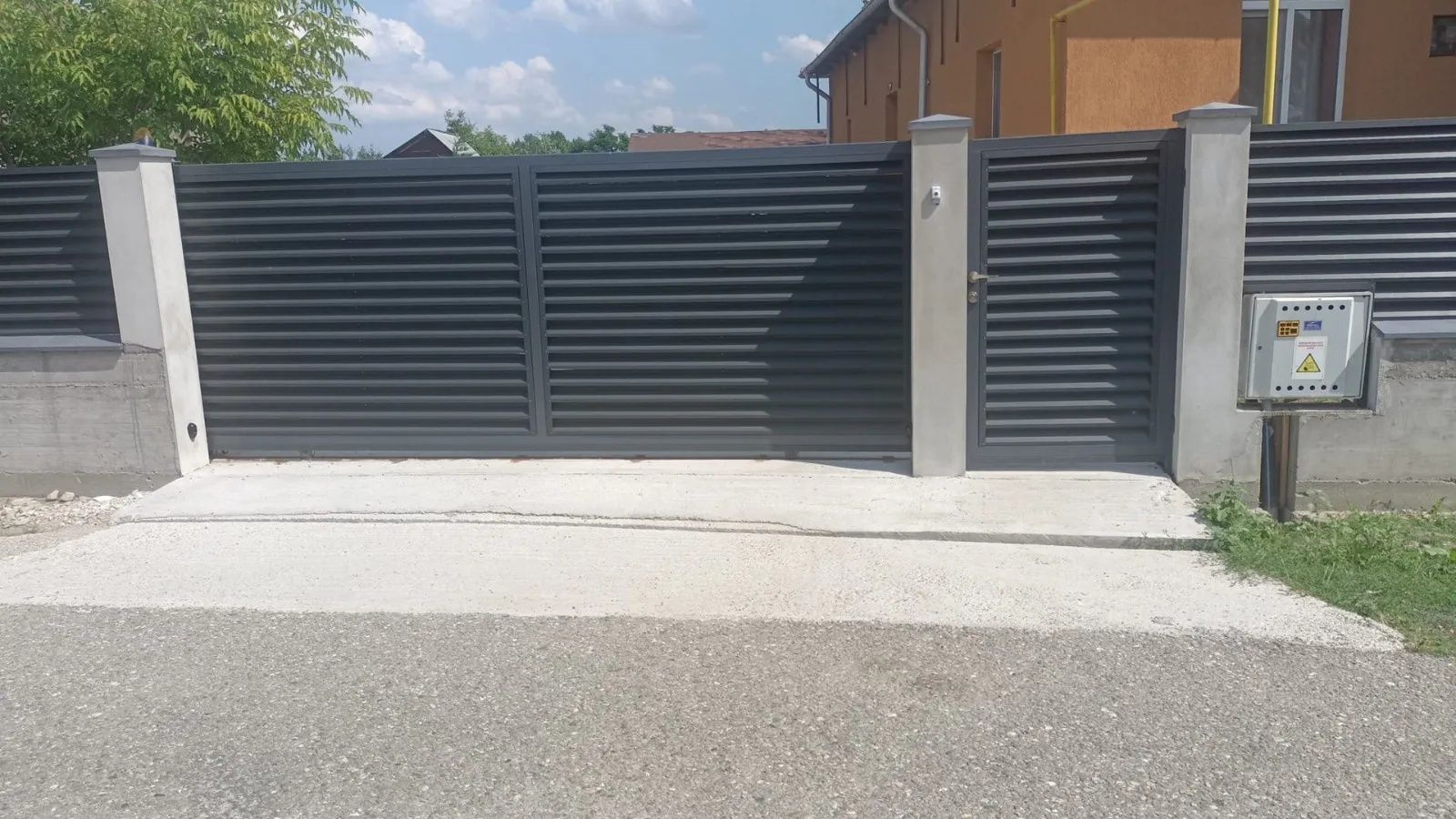 Construim la comanda dvs. garduri si porti din:
- panouri stil jaluzea