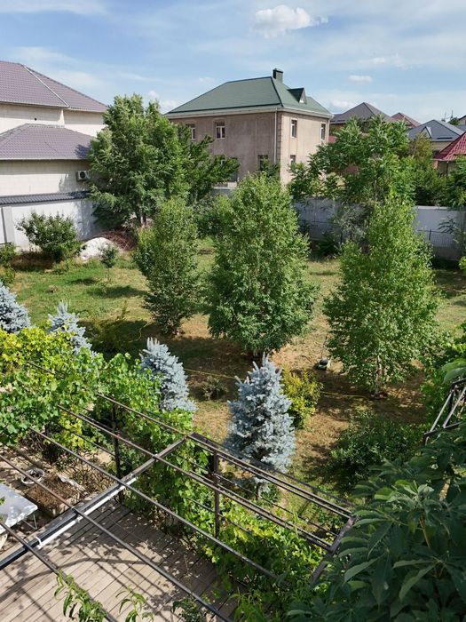 Благоустроенный 2-х этажный дом в микрорайоне "САМАЛ-1".