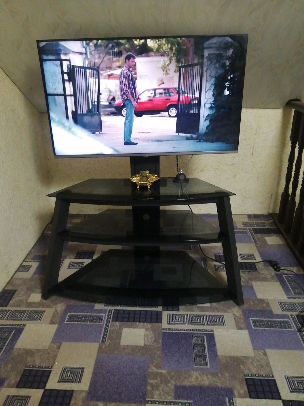 Телевизор смарт со встроеным кренштеином столом