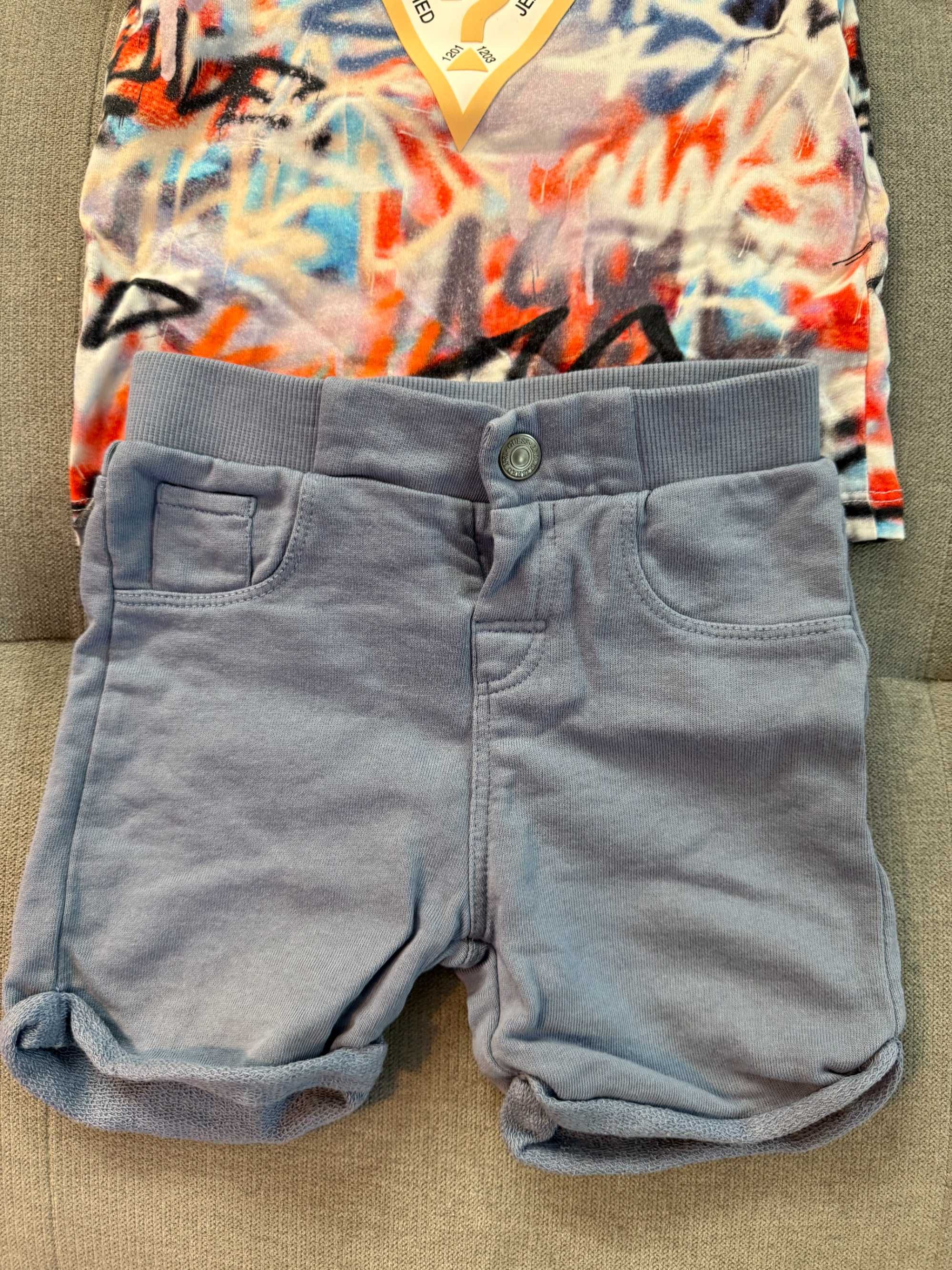 Set Pantaloni scurți+Tricou Guess albastru/multicolor, băiat, 18 Luni