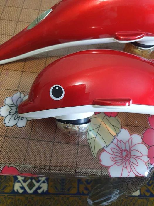 Массажеры электрические в форме дельфинов.