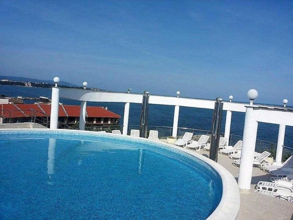 Тристаен апартамент в централната част, Първа линия, Ниска такса