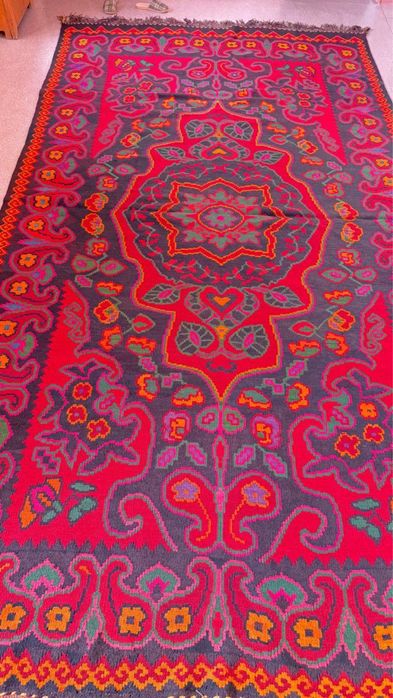 Қолдан тоқылған тықыр кілем.Ковер безворсовый ручной работы