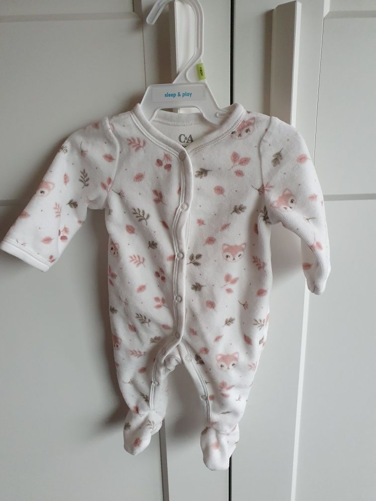 Salopeta bebe de la C&A design cu animale si floricele si o pereche ma