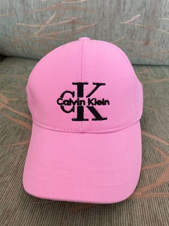 Розова шапка Calvin Klein