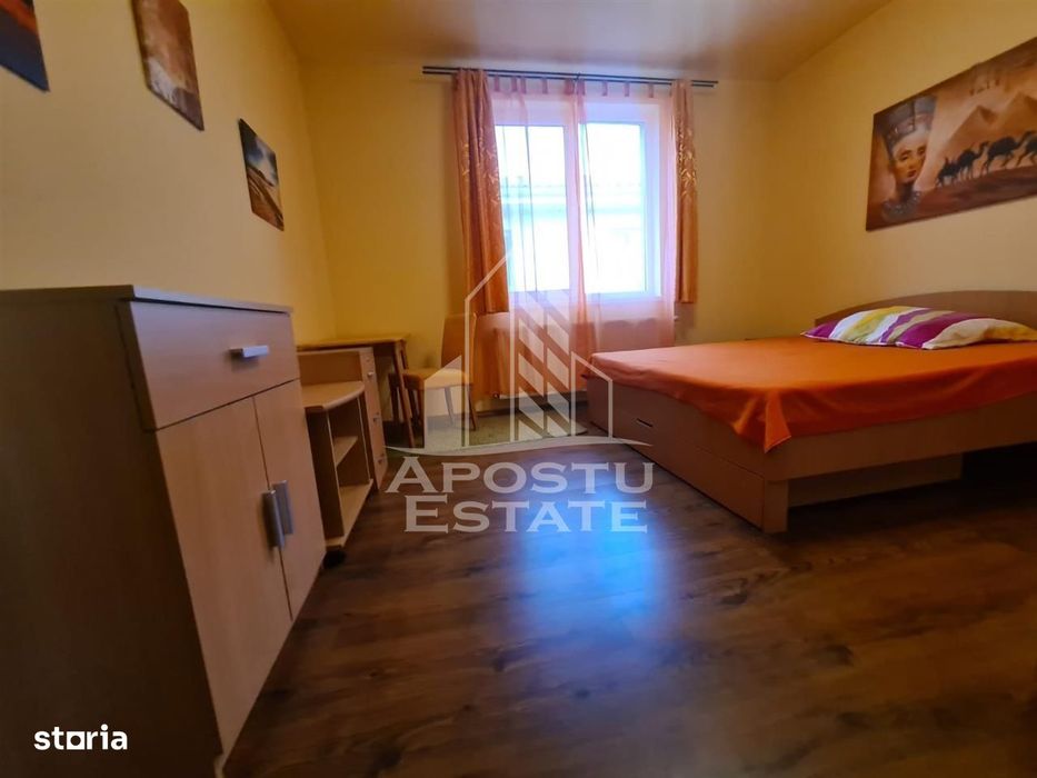 Casa, 4 camere,  3 locuri de parcare, zona Sagului