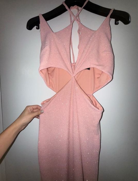 Парти рокля-от блестящ плат в бледо розово
