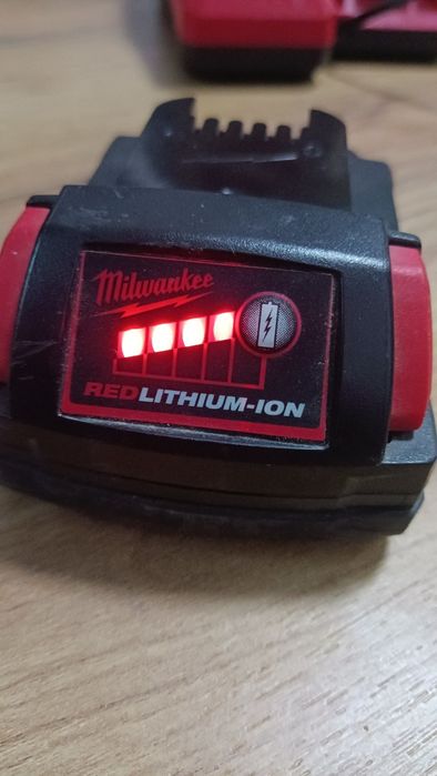 Incărcător Milwake + acumulatori