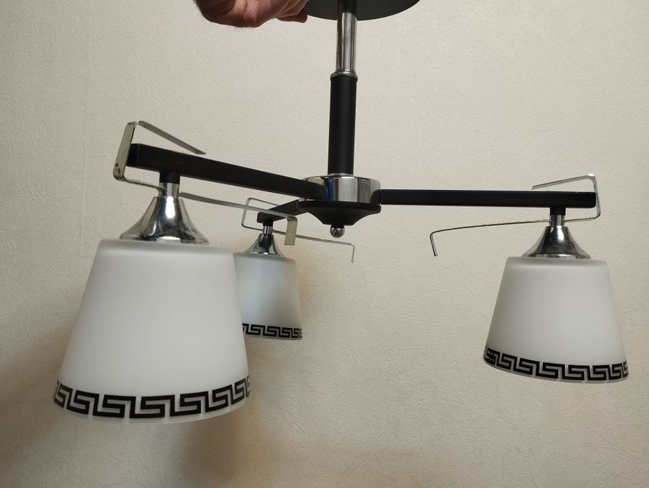 Продам люстру трехрожковую