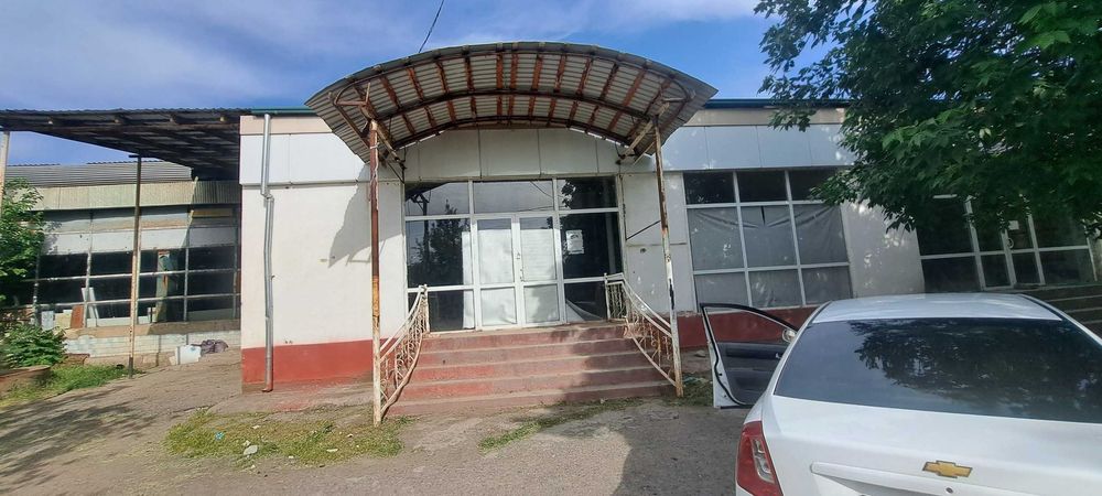 Савдо дўкони биноси Сирдарё вилояти Ховос тумани марказида жойлашган