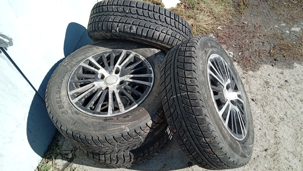 Продам шипованные зимние колёса 4 штуки .