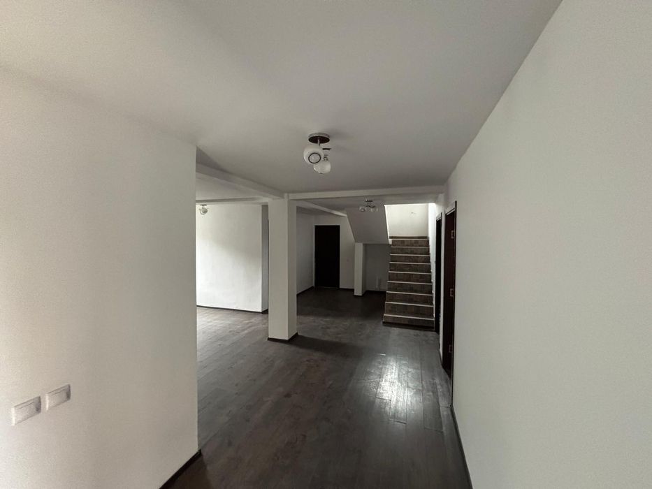 Vând casă cu mansardă si toate utilitațile in zonă excelenta!