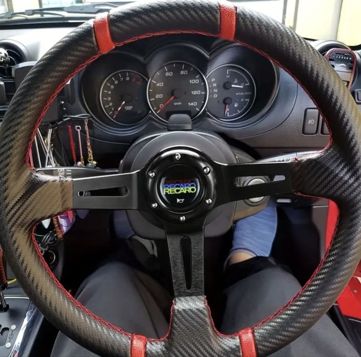 прдава се  ЧИСТО НОВО!! спортно дрифт кормило с карбонови влакна