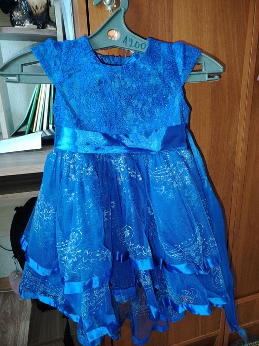 Продам платье со шлейфом  на  девочку 3-4 года