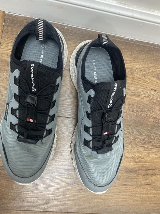 Продаю обувь. Причина продажи:  маленький размер купил