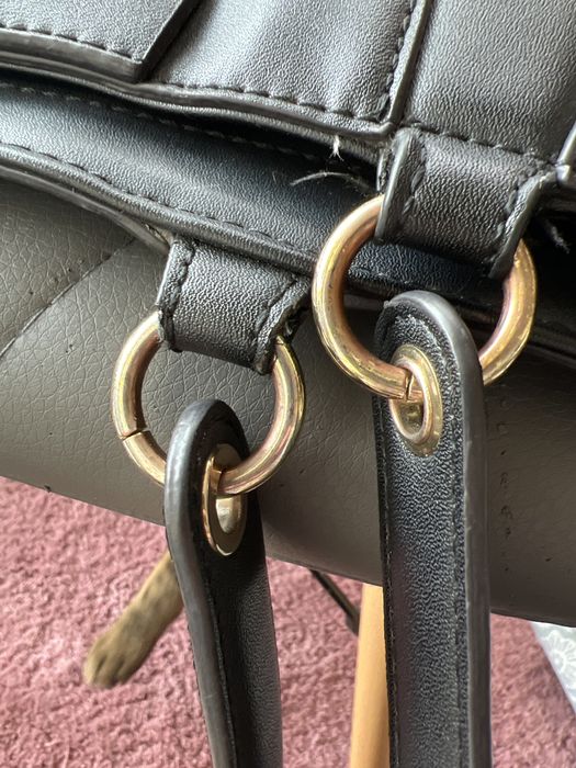 Черна кожена чанта Guess