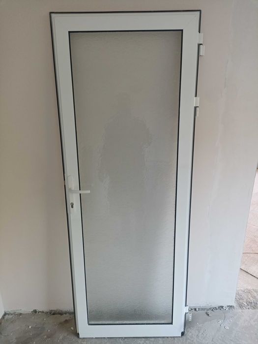 Алуминиева врата с орнаментно стъкло