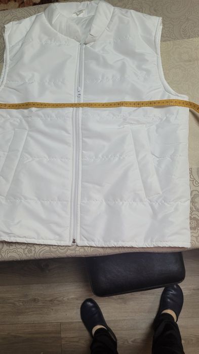 Елек бял с цип. .