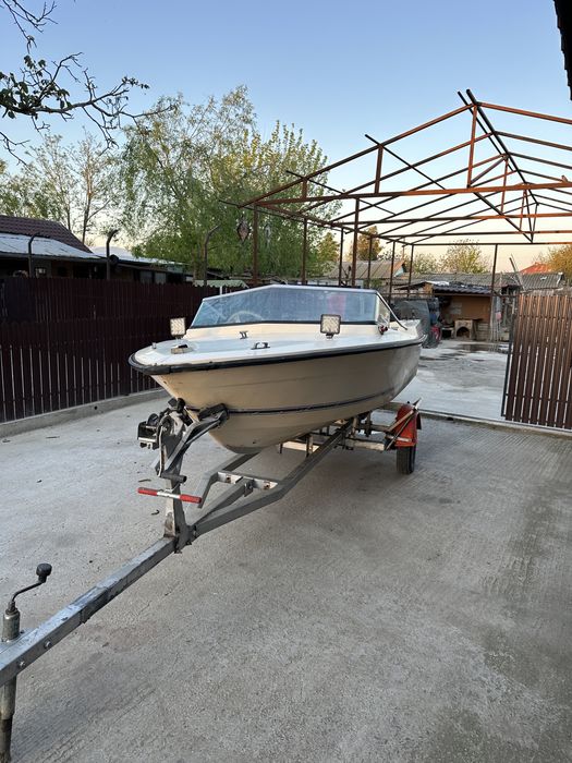 Vand barca / sau schimb cu laguna/ sau un motor de 40 cp an mai nou