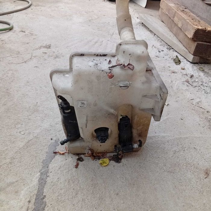 vas lichid parbriz golf 5 pompa spalator far