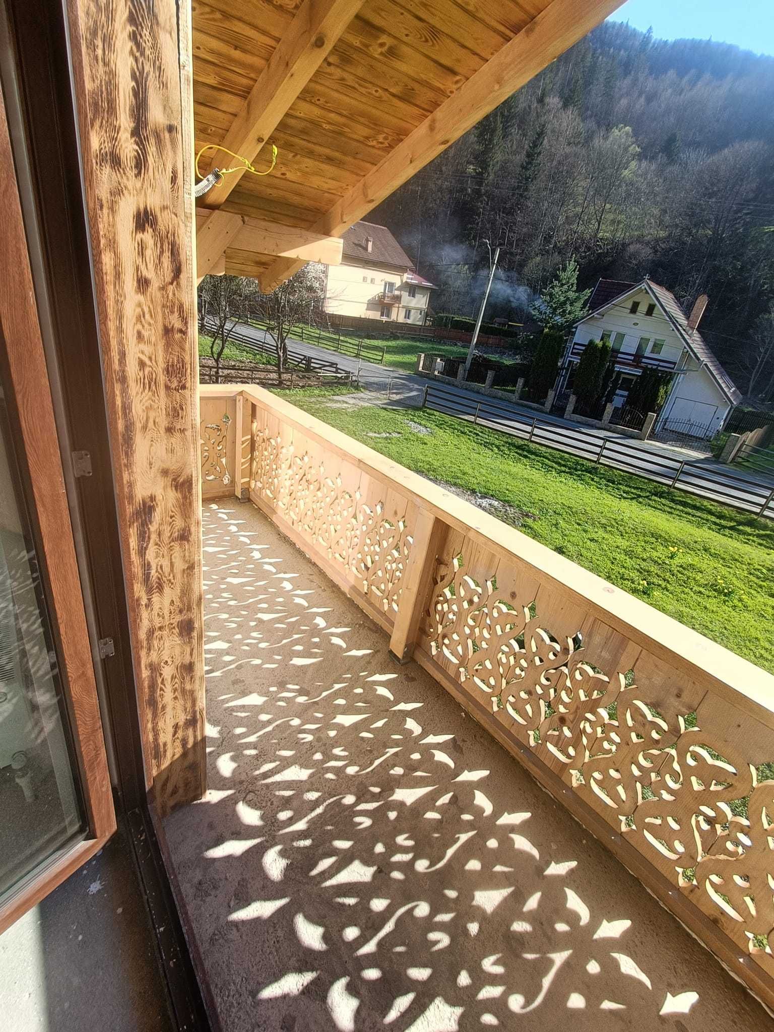 Balustrade din lemn masiv cu model pentru balcoane, terase si foisoare