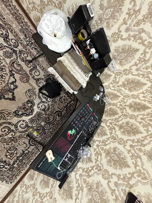 Stol L shaklda kompyuter uchun