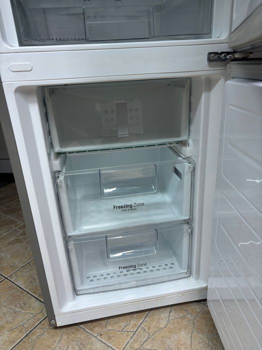 Хладилник LG с долна камера